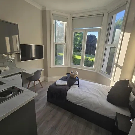 Central, 3 Minute Walk From Nearest Tube